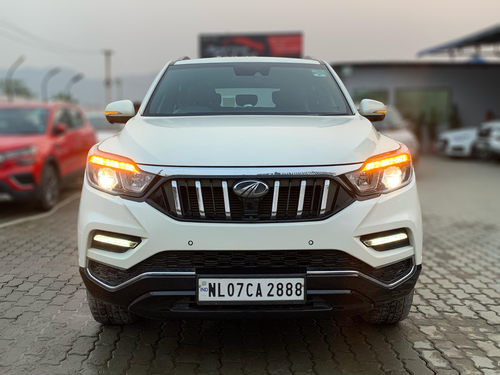 MAHINDRA  ALTURUS	G4