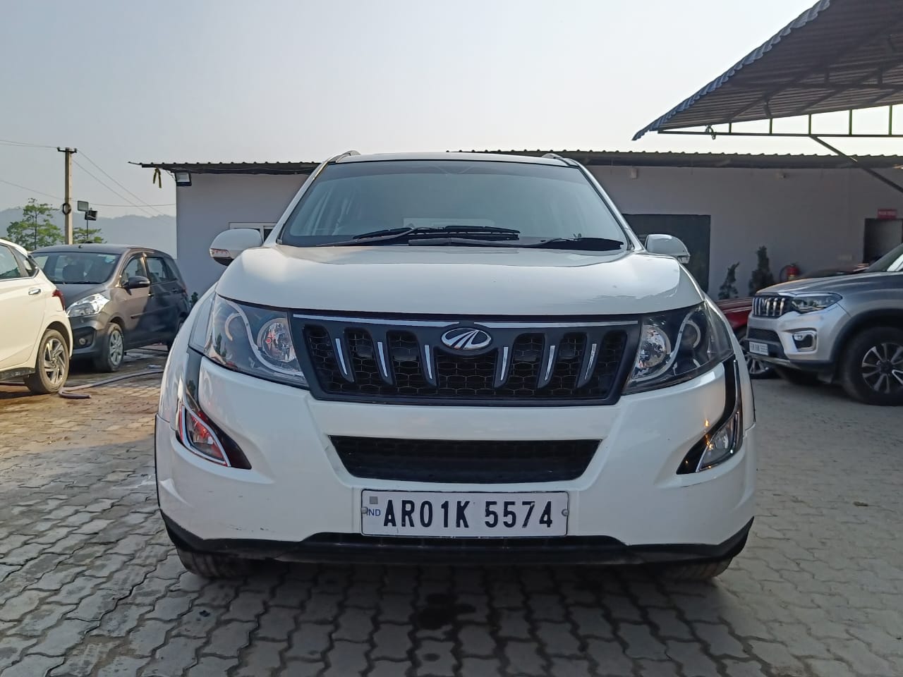 MAHINDRA  XUV 500  W10
